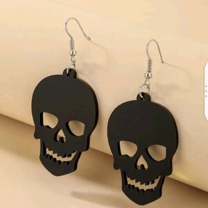 ✨3 FOR $28✨🆕💀 BLACK SKULL DROP EARRINGS